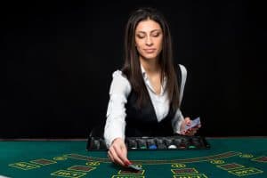 Croupier des jeux de table du casino en direct